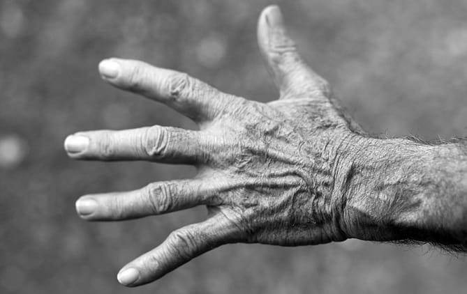 07 04 2016_Los viejos_mano